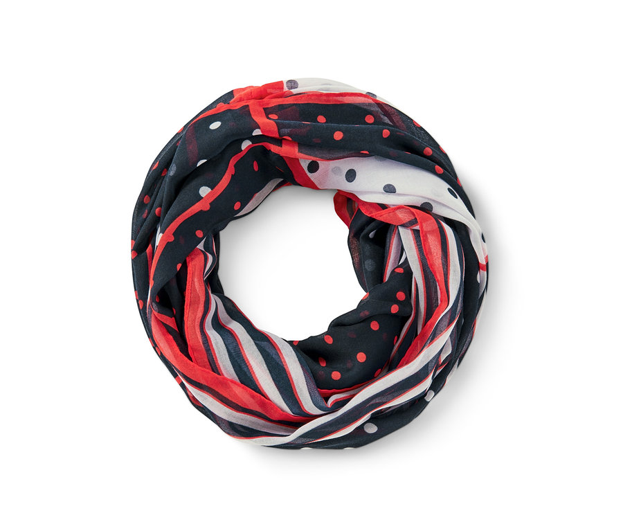 Detailansicht eines Loop-Schals mit roten Punkten auf marineblauem Grund, ergänzt durch rote und weiße Streifen.