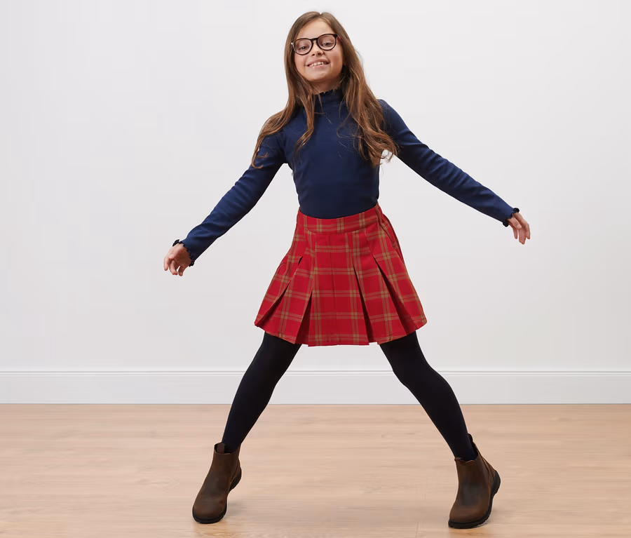 Mädchen posiert im Kinder-Hosenrock.