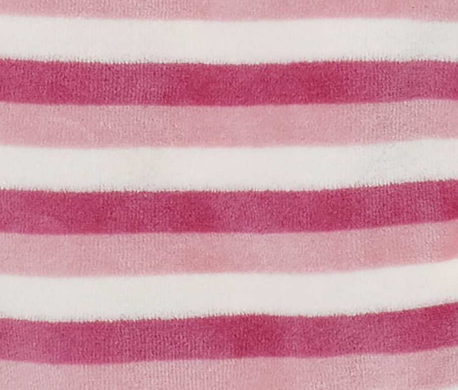 Detailansicht eines Kinder-Nicki-Pyjamas mit Eisbärmotiv, mit rosa und weißen Streifen.