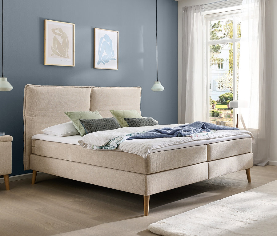 Beiges DOMO collection Boxspringbett mit Rückenfunktion, ca. 180 x 200 cm, inkl. Topper im Schlafzimmer.