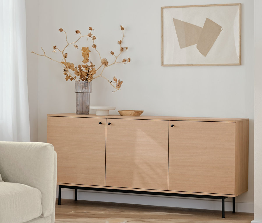 Wohnzimmer mit Sideboard »Finnsbo«, Highboard »Finnsbo« und einer Tischleuchte mit Glaskugel, schwarz.