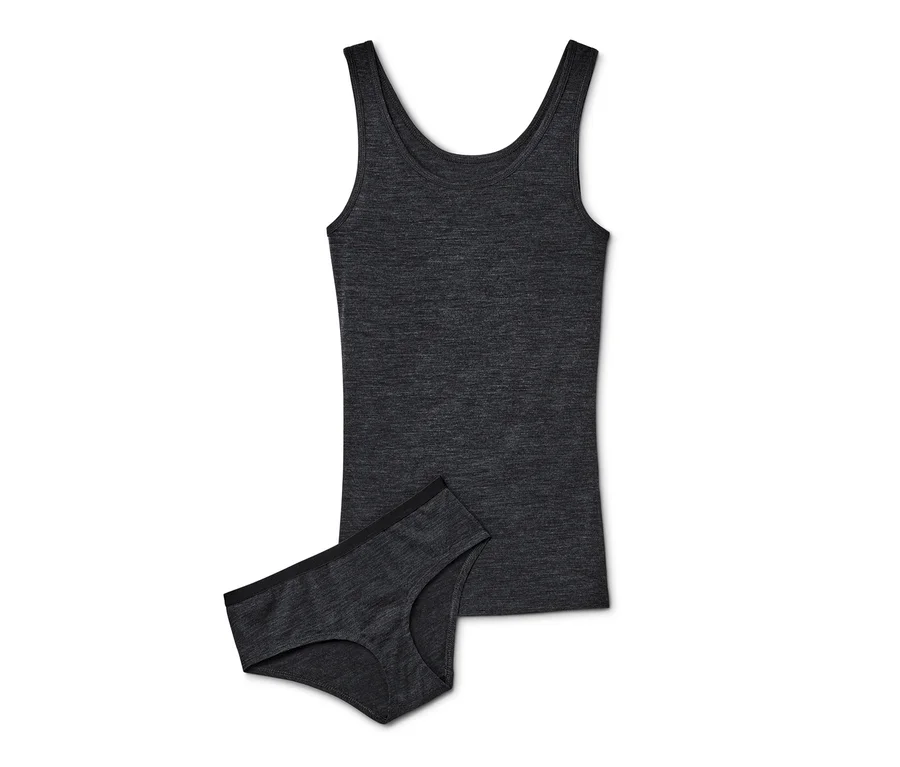 Dunkelgraue Unterwäsche mit RWS-zertifizierter Wolle, Tanktop und Slip, liegen auf einem weißen Hintergrund.