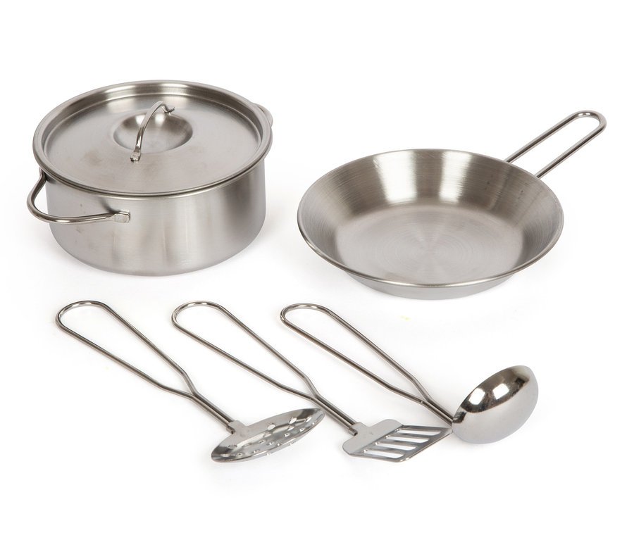 Ein Topf mit Deckel, eine Pfanne, eine Schöpfkelle, ein Pfannenwender und ein gelochter Pfannenwender aus Edelstahl. small foot Kinderküche kompakt »tasty«.