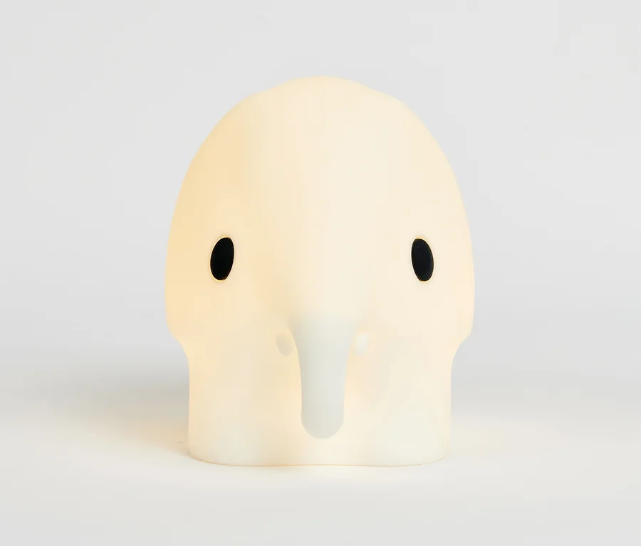 Mr. Maria Designleuchte, »Elephant« leuchtet vor einem weißen Hintergrund.