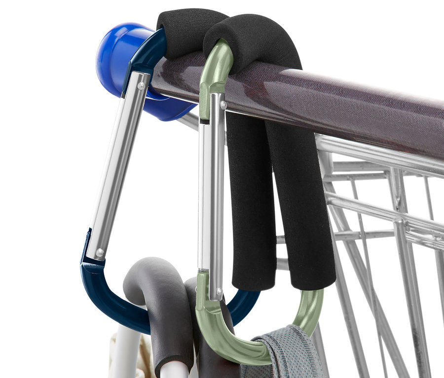 Zwei XXL-Karabinerhaken an einem Einkaufswagen befestigt, einer blau und einer grün.