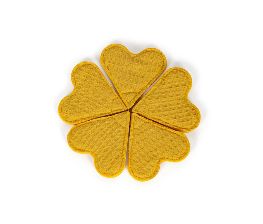 Gelbes Stoffherz in Form eines vierblättrigen Kleeblatts auf weißem Hintergrund. small foot Waffeleisen-Set »tasty«