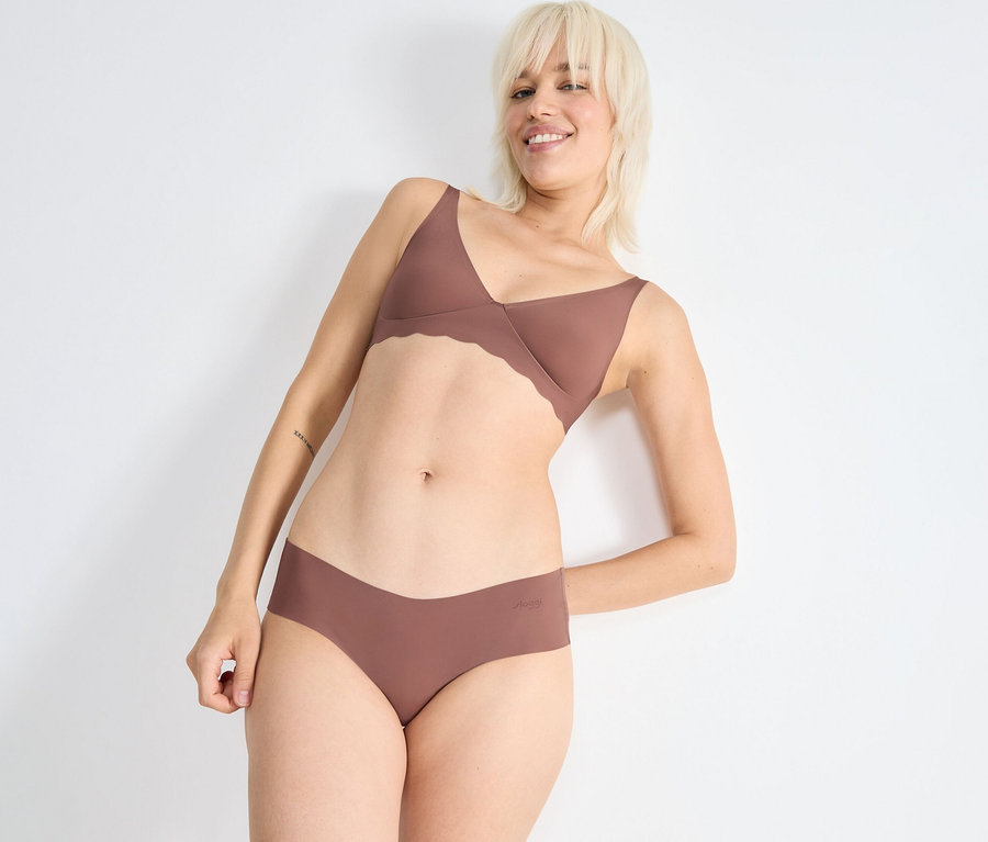 Frau posiert in BH und Hüftslip sloggi ZERO Microfibre 2.0 Hipster 2P.