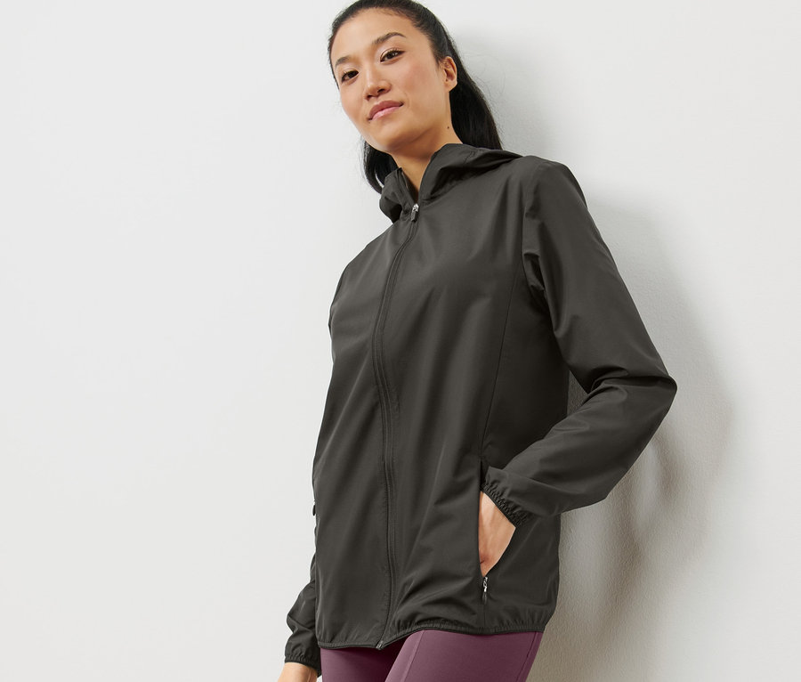 Frau posiert in einer leichten Funktionsjacke, packable.