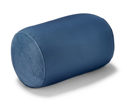 Ein blaues Relaxkissen liegt auf einem weißen Hintergrund.