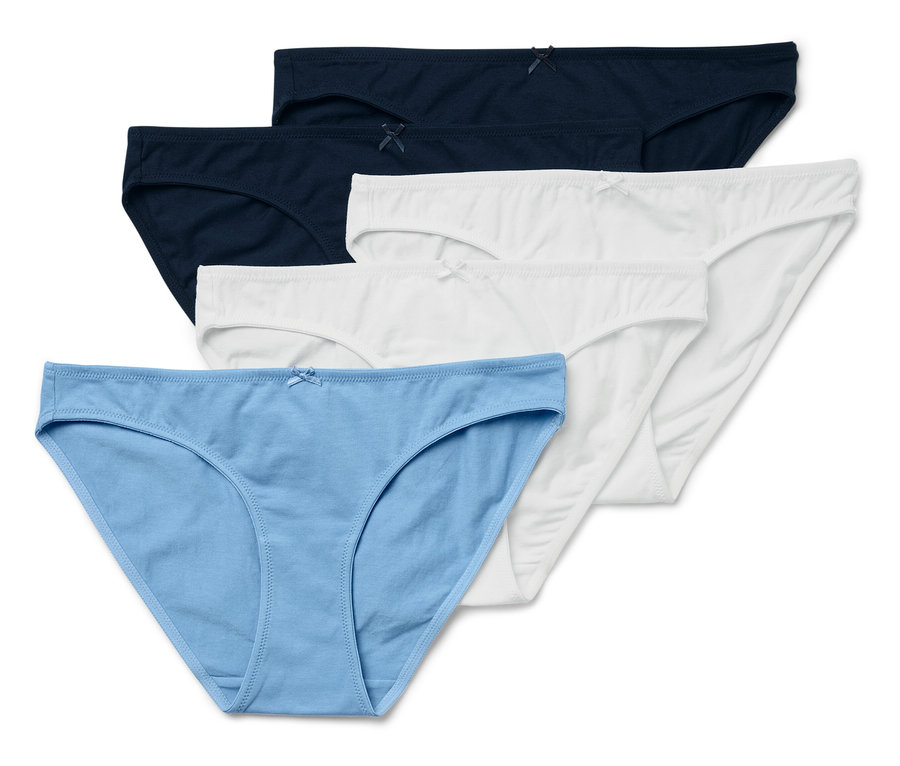 Vier Damenslips in verschiedenen Farben (blau, weiß und dunkelblau) in einer Reihe angeordnet.