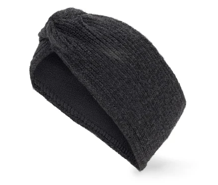 Ein schwarzes, gestricktes Stirnband mit Knoten auf weißem Hintergrund.