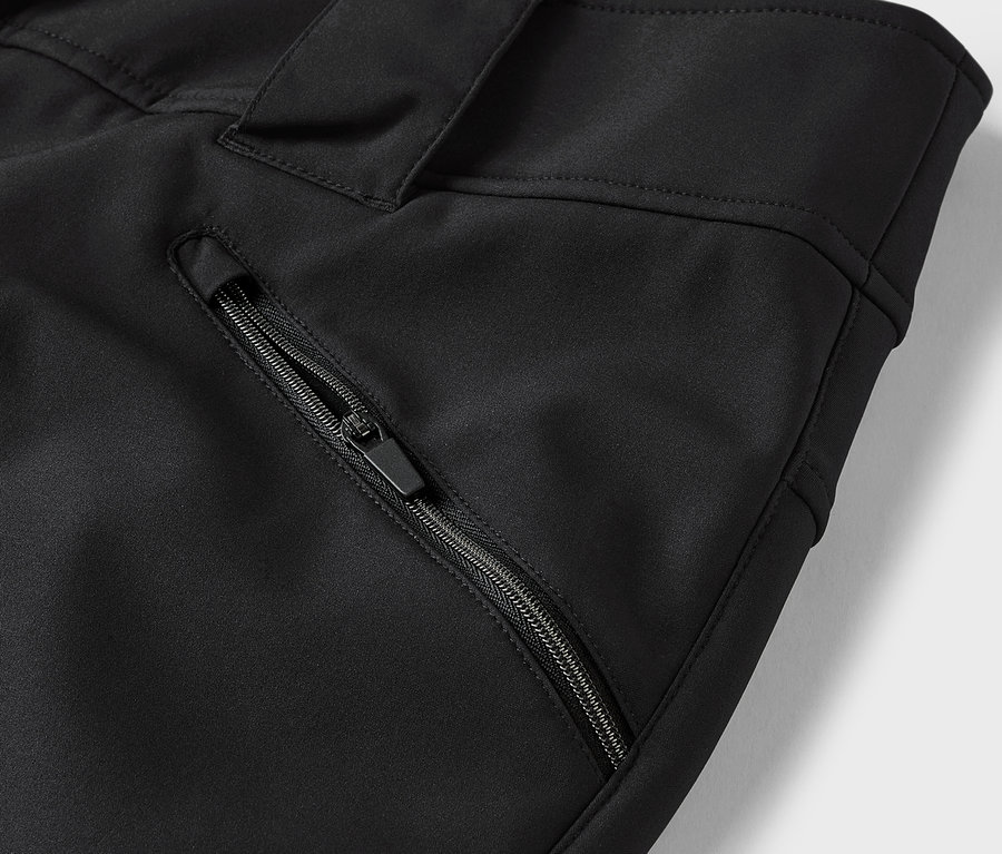 Detail einer schwarzen Hose mit Reißverschlusstasche.