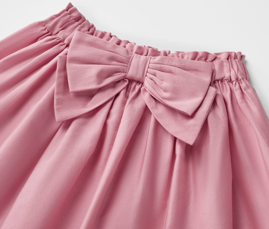 Detailansicht eines Kinder-Web-Rocks mit einer großen Schleife.