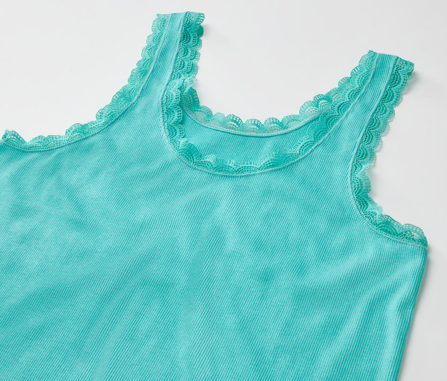 Türkises Tanktop aus geripptem Pyjama-Set mit Spitzenbesatz.