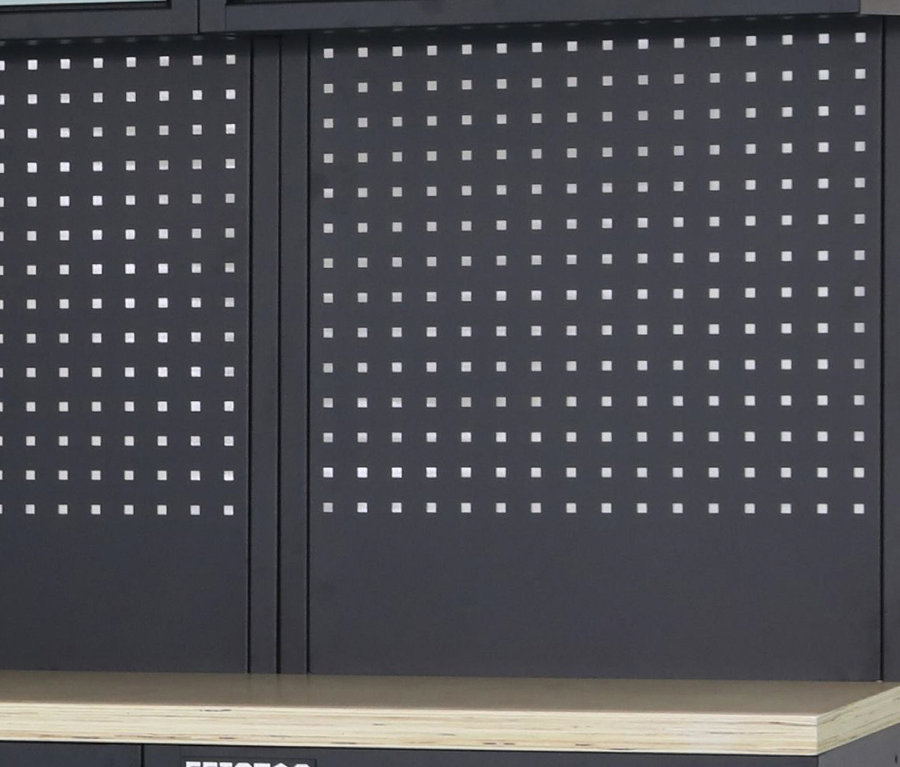 Detailansicht eines grauen Metallwerkzeugschranks »Apollo 1« mit perforierter Rückwand und heller Holzplatte.