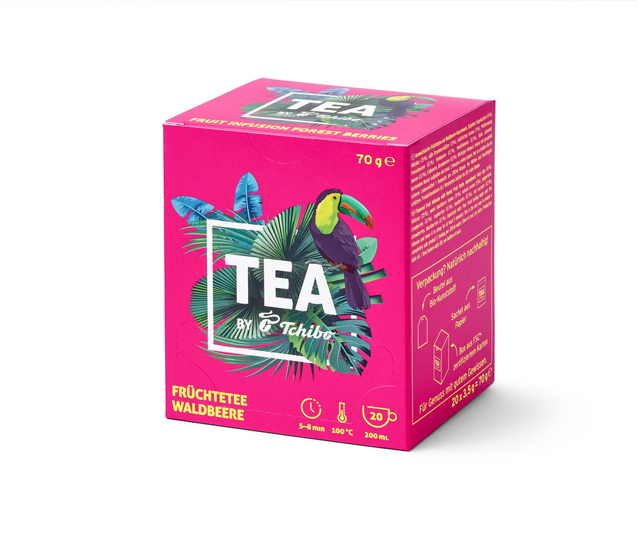 Verpackung der TEA by Tchibo Früchtetee Waldbeere - 8x 20 Teebeutel. Auf der Packung ist ein Tukan abgebildet.