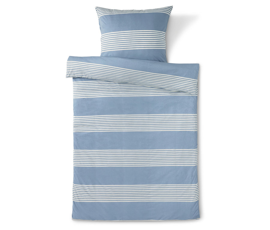 Bettwäsche mit blauen und weißen Streifen und Kissen oben.