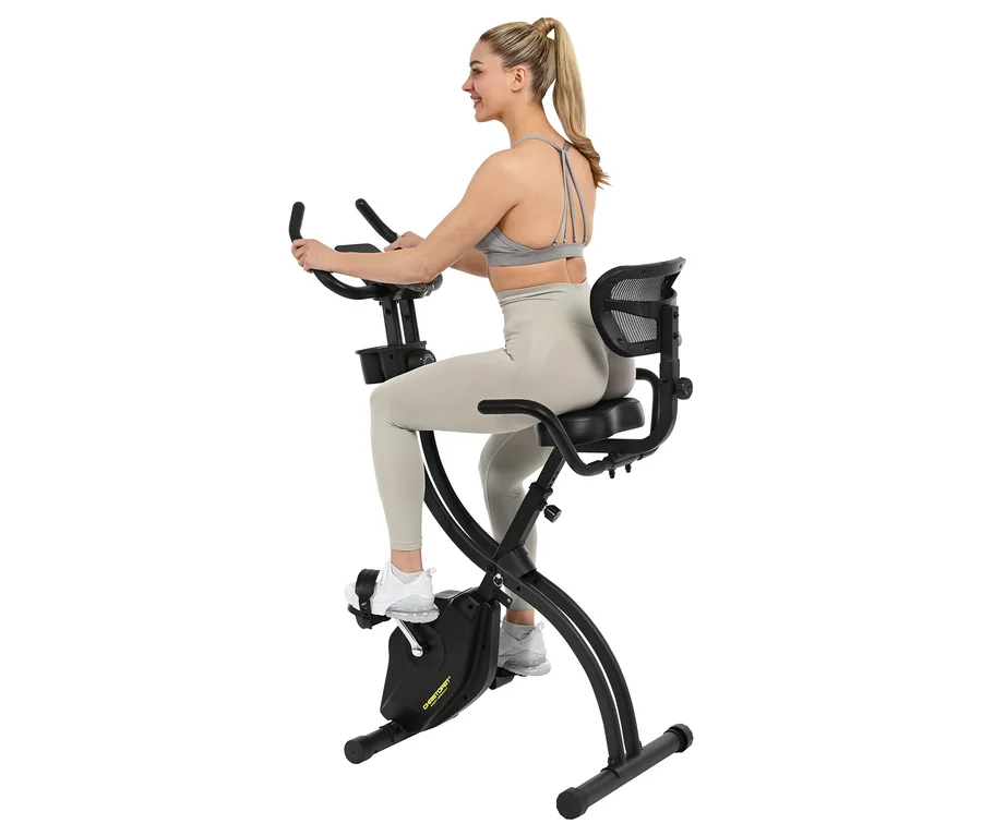 Frau trainiert auf einem Heimtrainer.