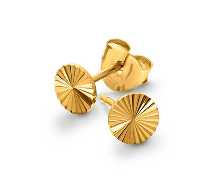 Zwei goldene Ohrstecker mit kreisförmigem Design und radialem Muster