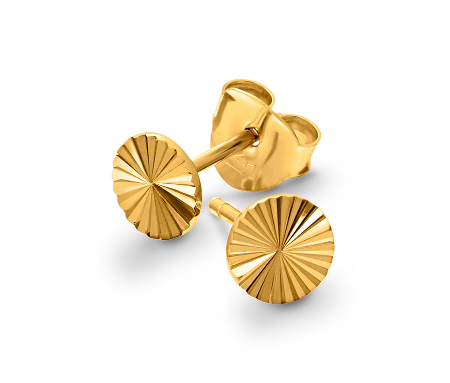 Zwei goldene Ohrstecker mit kreisförmigem Design und radialem Muster