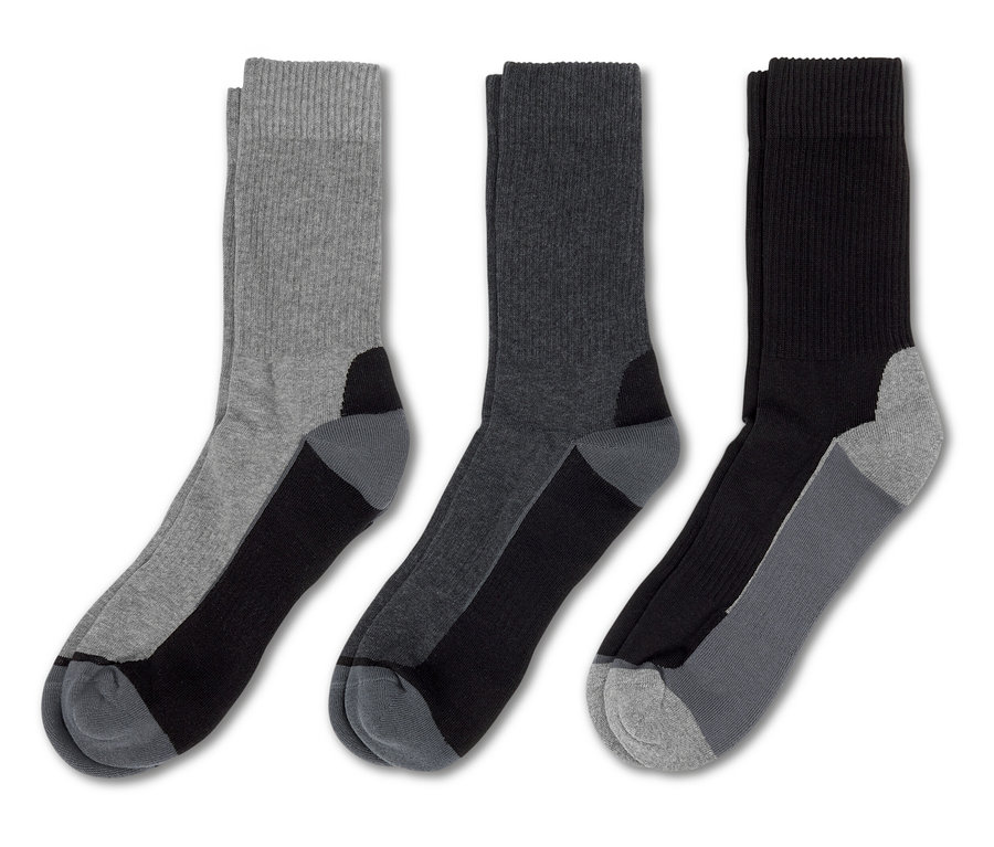 Drei Paar Socken: hellgrau, dunkelgrau und schwarz, alle mit schwarzen Fersen und Zehen.