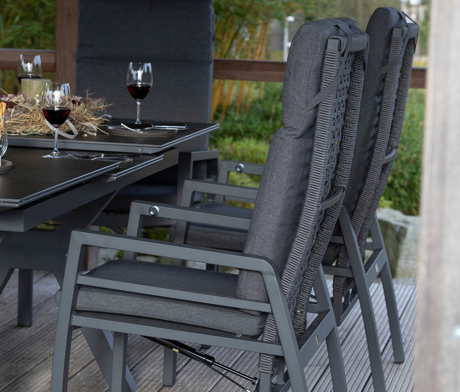 Gedeckter Tisch mit deVries Dining-Set, steingrau-rope und Weingläsern.