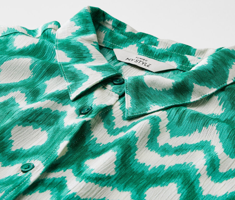 Detailansicht eines bedruckten Hemdblusenkleids.