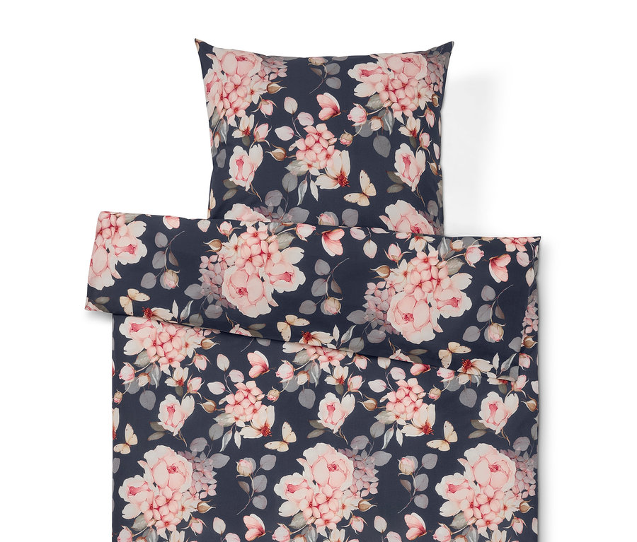 Bettwäsche mit Blumenmuster auf dunkelblauem Grund.