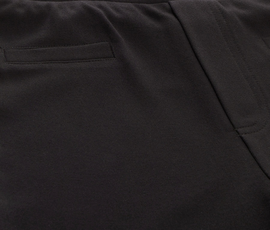 Schwarze Trainingshose mit Tasche.