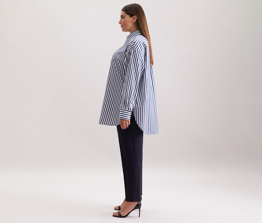 Frau trägt eine gestreifte Seidensticker Oversize Longbluse.