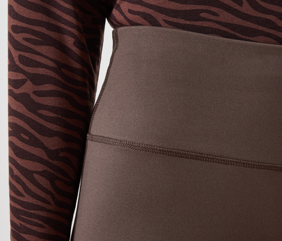 Detailaufnahme von Damen Leggings in Braun und einem braunen Shirt mit Tiermuster.