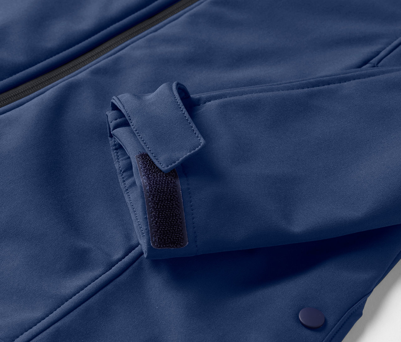 Detailansicht einer Softshelljacke.