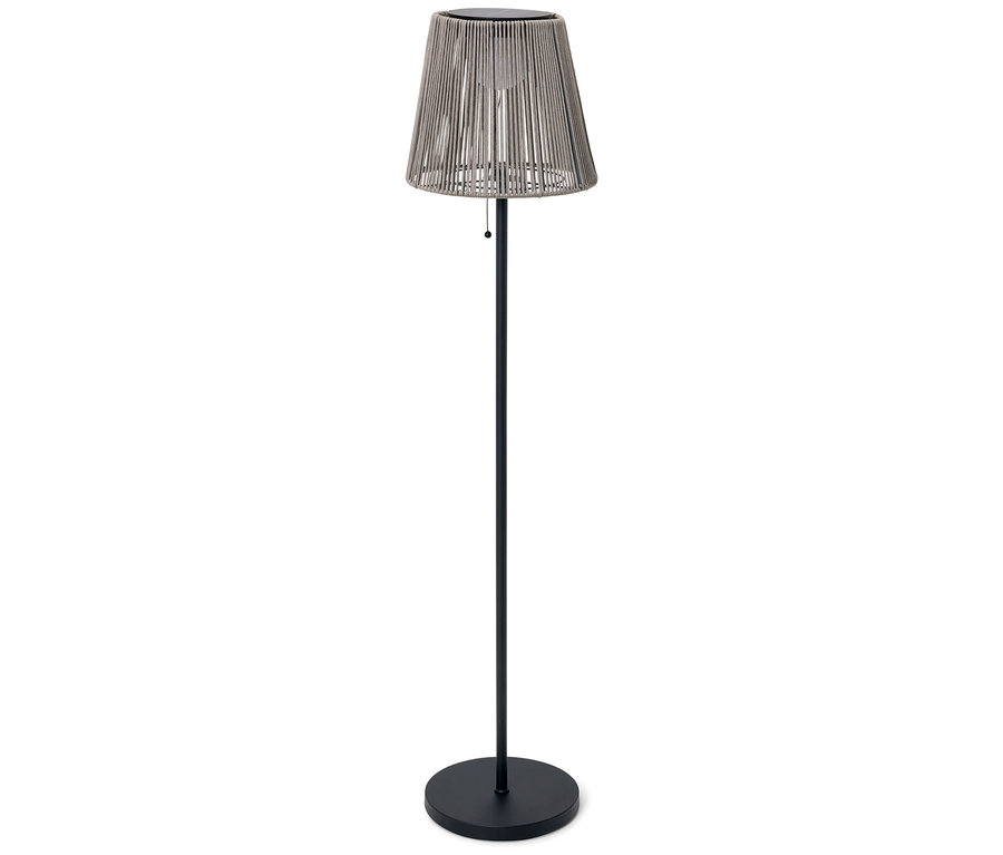 Eine einzelne Stehlampe mit einem Lampenschirm aus geflochtenem Seil und einem schwarzen Sockel steht auf einem weißen Hintergrund.