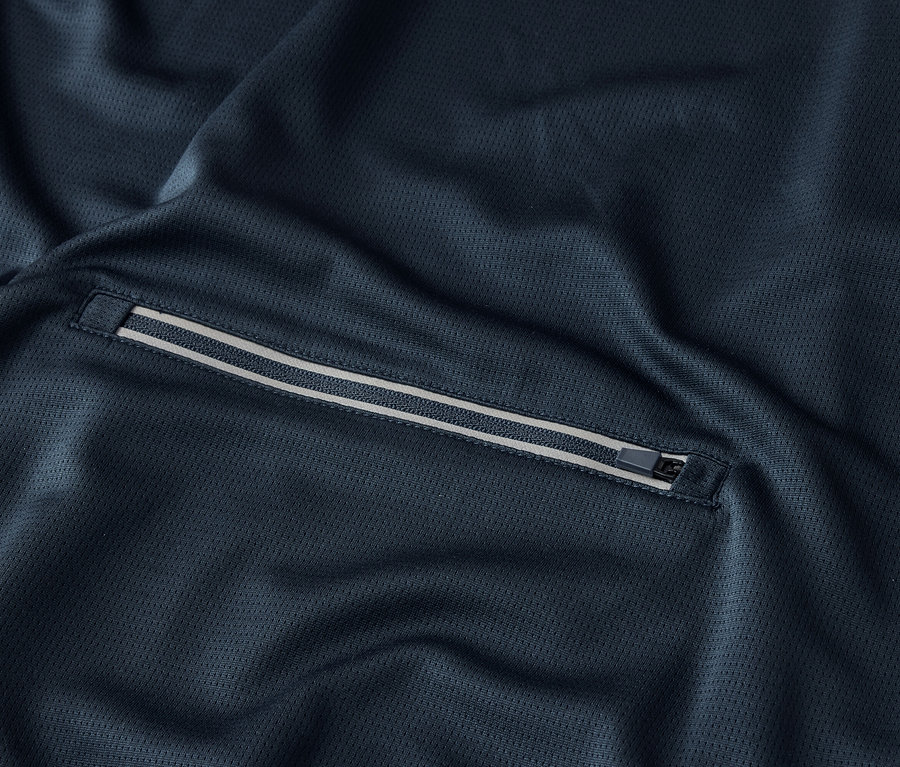 Nahaufnahme von marineblauem Stoff mit Reißverschlusstasche.