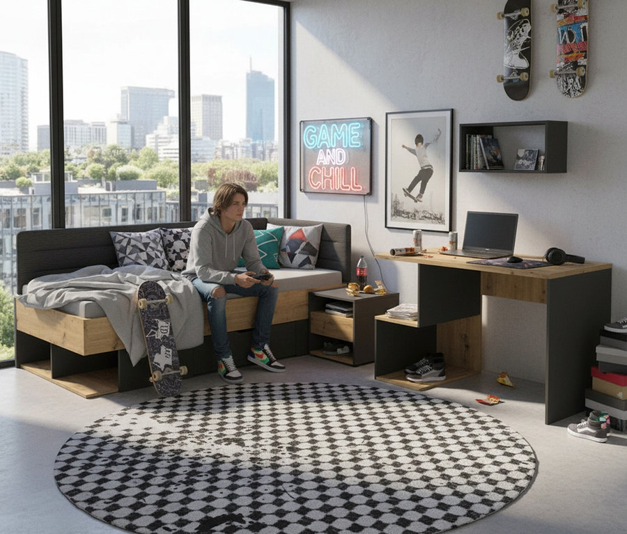 Ein Jugendlicher sitzt mit Controller auf einem Bett neben einem Skateboard. An der Wand hängt ein Roba Wandregal »Marvin«, 90 cm.