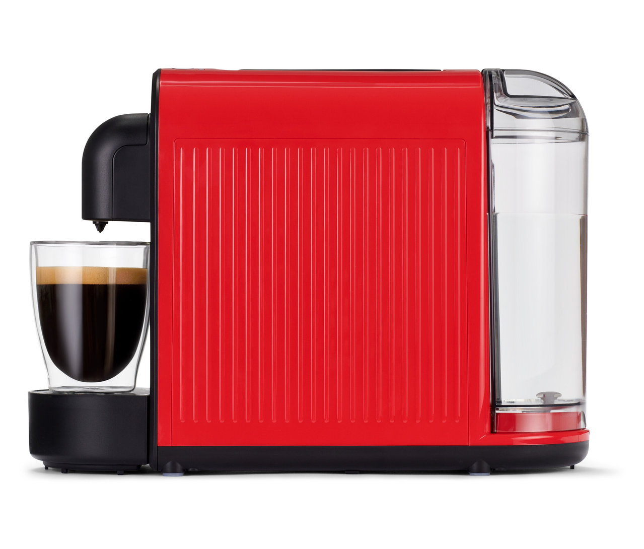 Die rote Cafissimo now red Kaffeemaschine mit einer Tasse Kaffee steht auf einem weißen Untergrund.