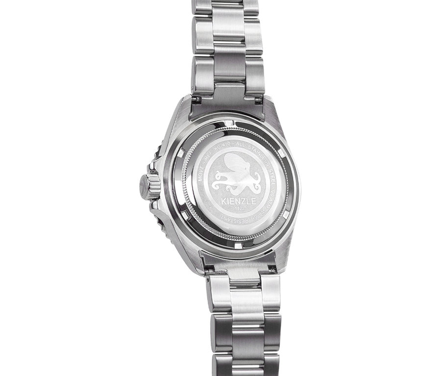 Nahaufnahme der Rückseite einer silbernen Kienzle-Uhr mit Edelstahlarmband. Auf der Rückseite ist ein Tintenfisch abgebildet.