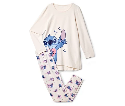 Ein cremefarbener Schlafanzug mit einem Stitch-Motiv liegt flach auf einem weißen Hintergrund.