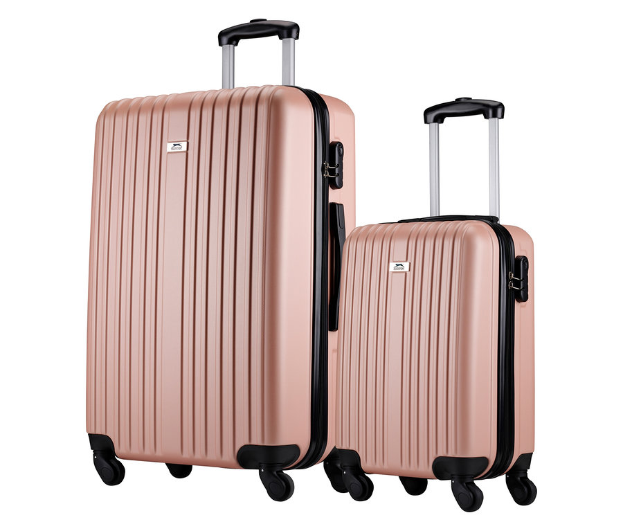 Zwei roségoldene Koffer mit Teleskopgriffen und Rollen stehen nebeneinander vor einem weißen Hintergrund.