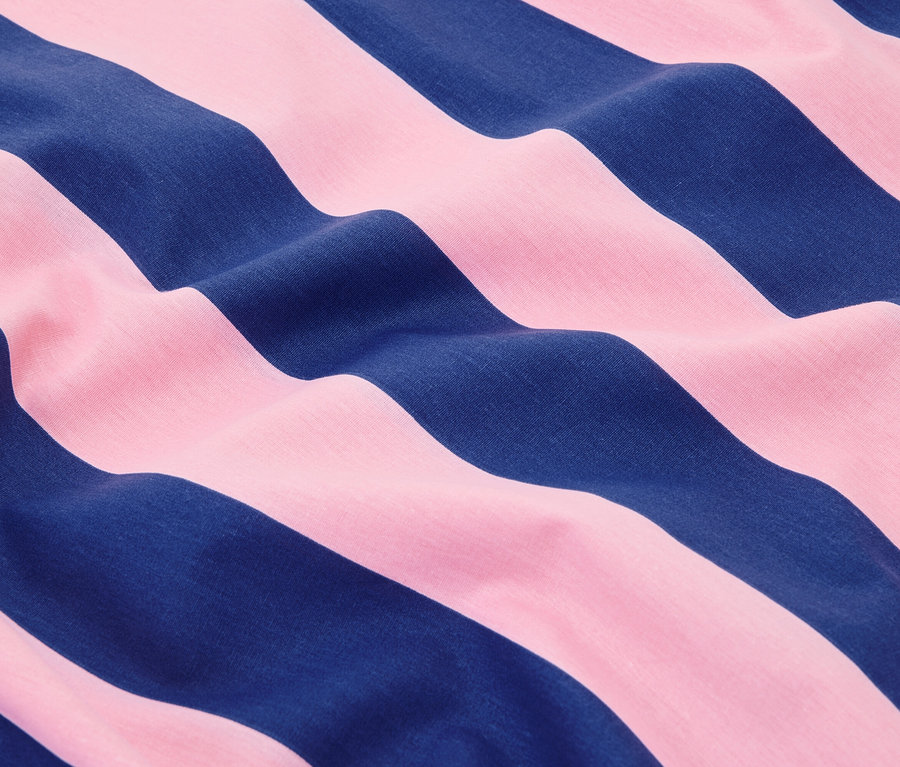 Nahaufnahme von gewelltem Stoff mit marineblauen und rosafarbenen Streifen.