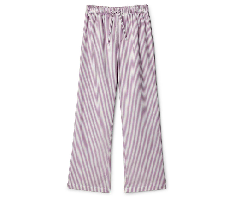 Eine lange, gestreifte, violett-weiß gestreifte Pyjamahose liegt auf einem weißen Hintergrund.