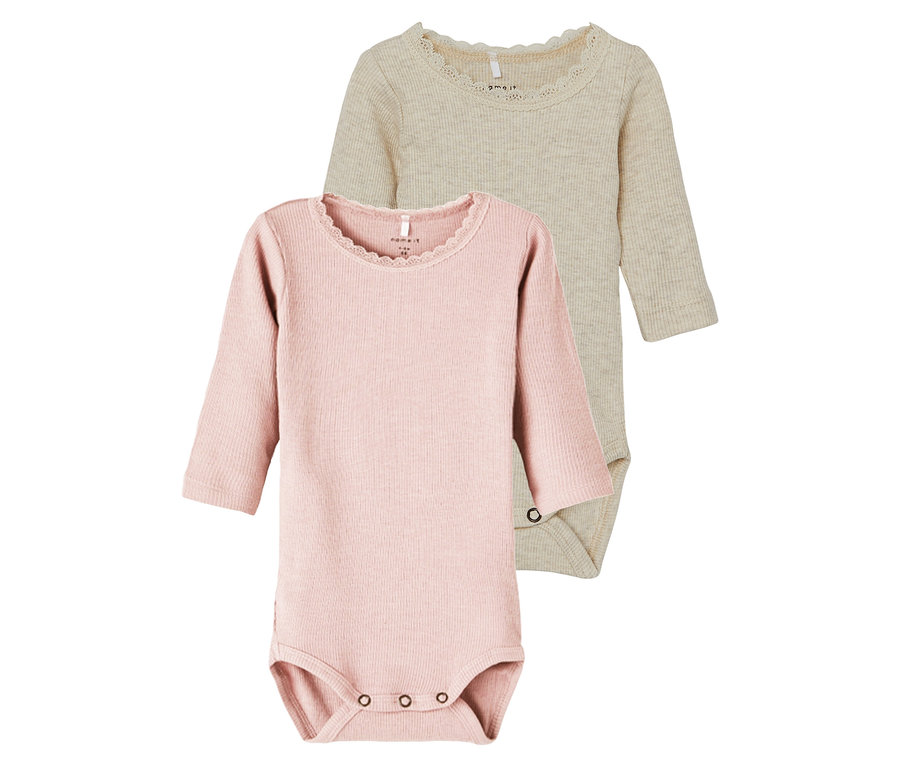 Zwei NAME IT Baby-Bodys, keepsake lilac, liegen übereinander.
