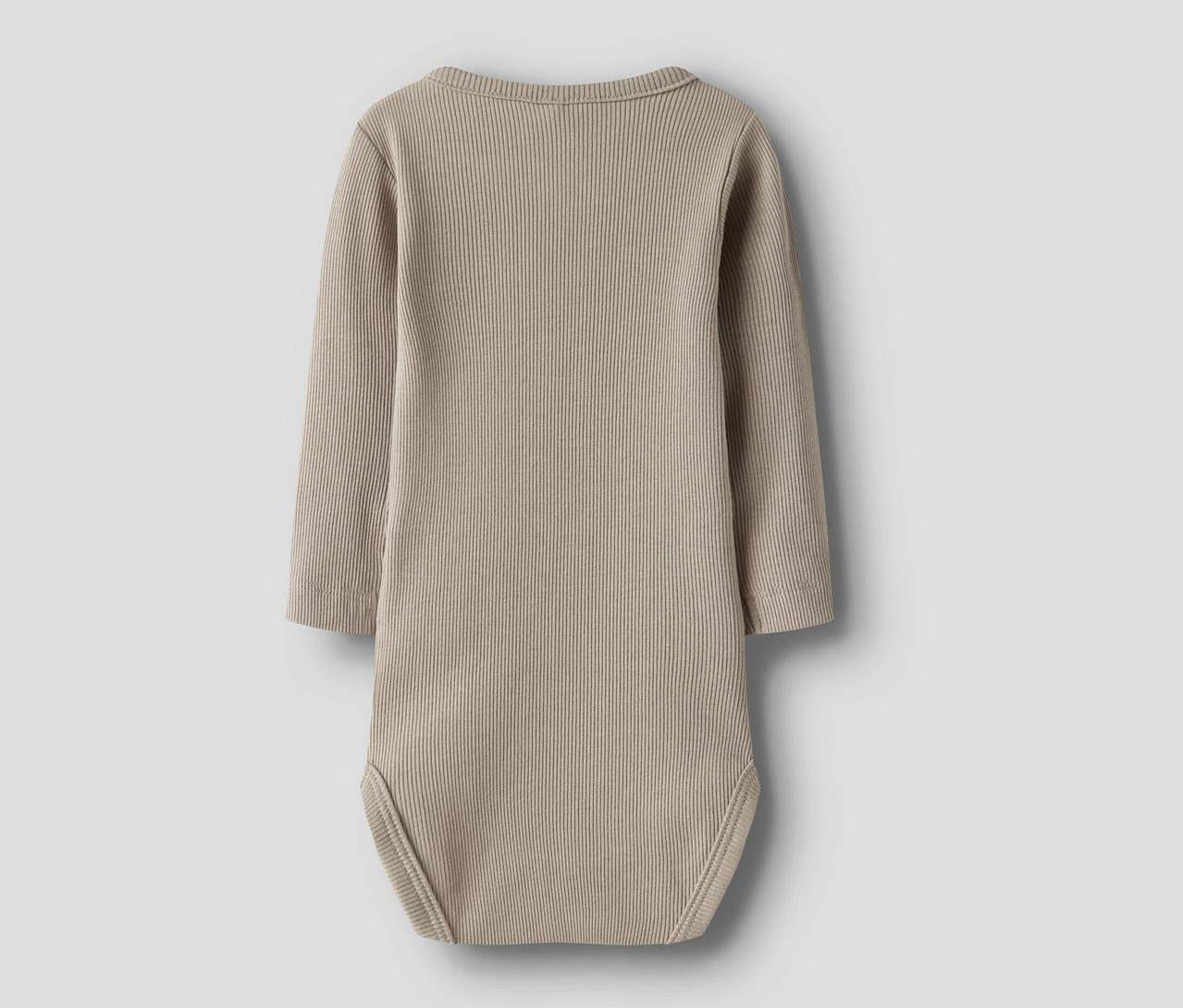 Nahaufnahme eines einzelnen, hellbraunen, langärmeligen NAME IT Baby-Bodys, troposphere