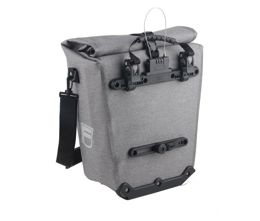Graue FISCHER Gepäckträgertasche PLUS Cita mit schwarzem Schultergurt und Befestigungselementen.