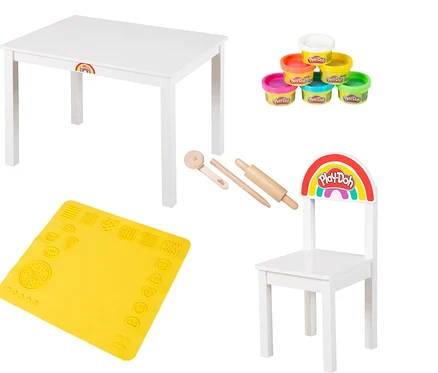 Weißer Tisch mit Stuhl, gelbe Matte mit Formen, sechs Play-Doh Dosen und Holzwerkzeuge sind im Bild.