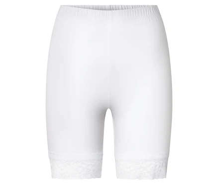 Weiße Radlerhose mit elastischem Bund und Spitzenbesatz am Beinabschluss.