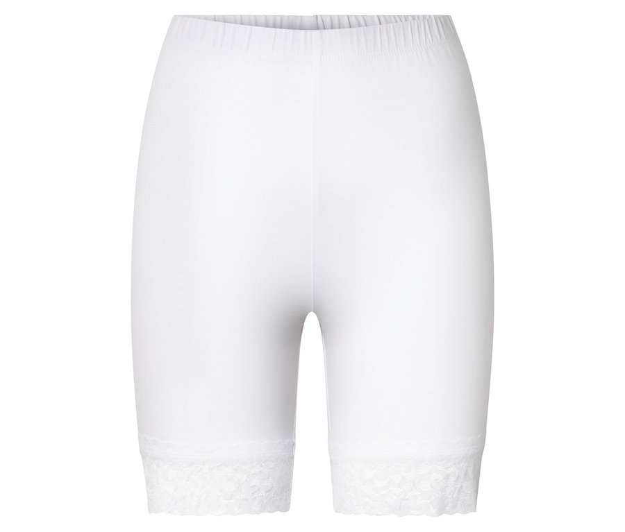 Weiße Radlerhose mit elastischem Bund und Spitzenbesatz am Beinabschluss.