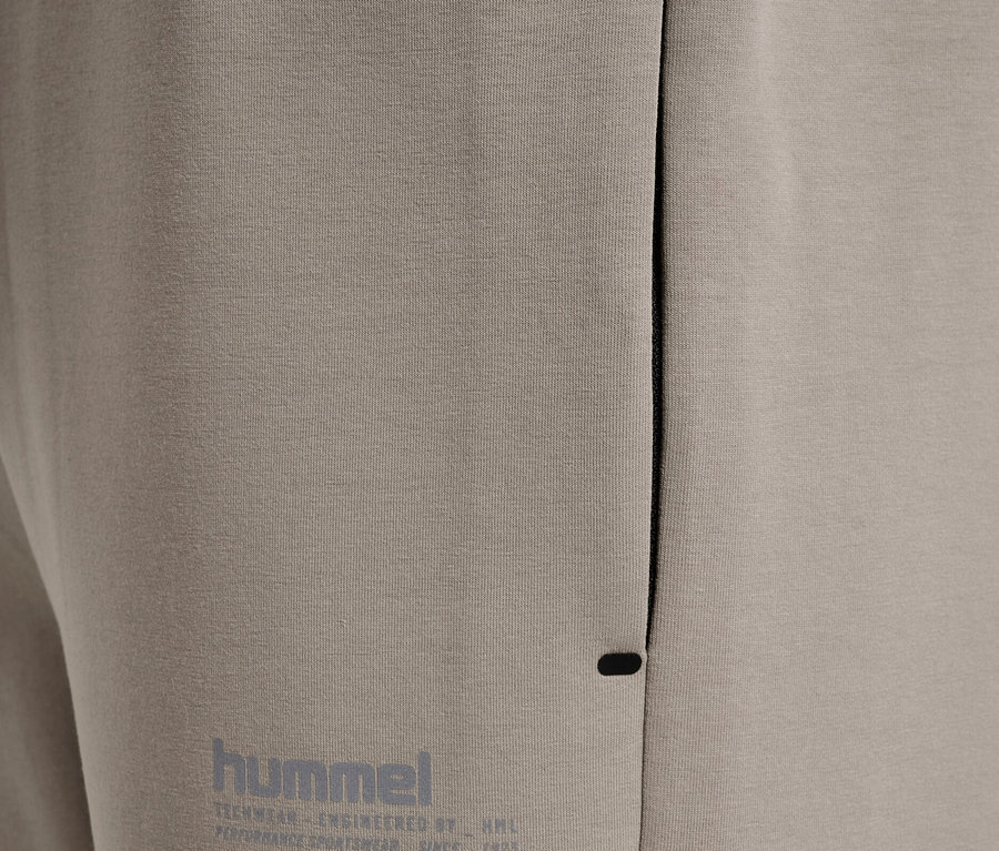 Detailaufnahme einer beige Jogginghose mit dem Hummel-Logo.