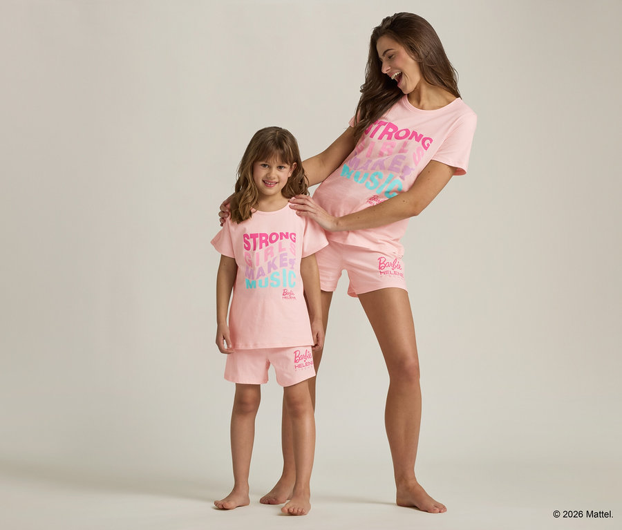 Mutter und Tochter tragen passende rosa Barbie-Shorts und T-Shirts mit der Aufschrift "Strong Girls Make Music".