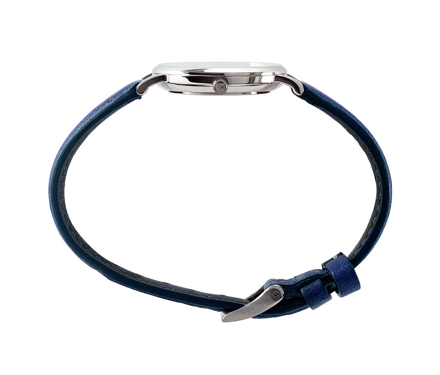 Seitenansicht einer Uhr mit silberfarbenem Gehäuse und dunkelblauem Lederarmband. Die Uhr hat eine Krone mit 'K'-Logo und eine silberne Schnalle am Armband.
